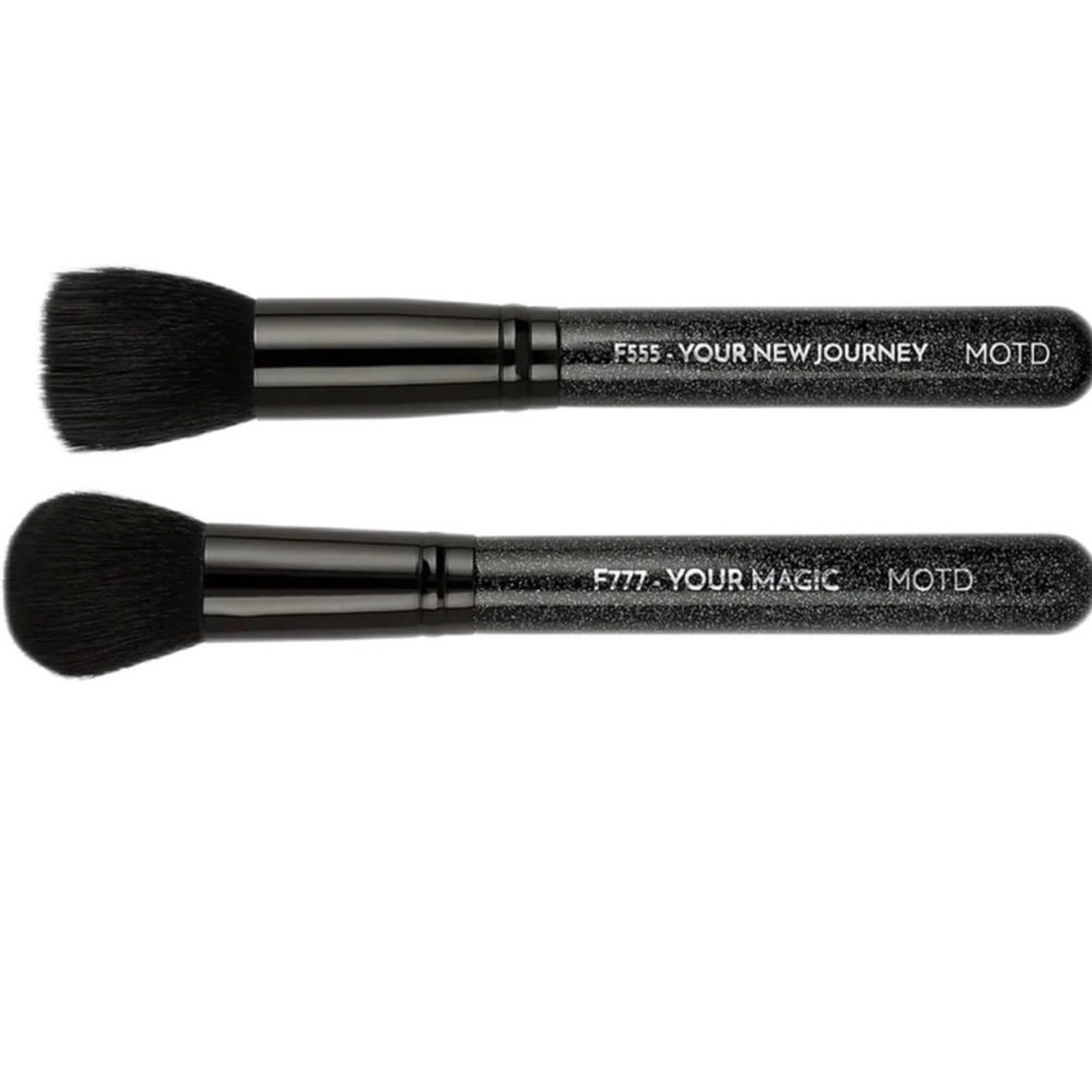 NWT MOTD cosmetic Manifest Face Brush Set.!
Sephora😍❣️